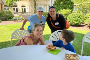 LGM-8-moms-and-kid-eating